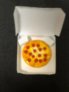 NEW MINIATURE PIZZA IN BOX TIMELESS MINIS FOR DOLLHOUSE OR CRAFT - Picture 1 of 3