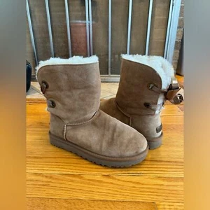 Pre-Owned Size 8 Ugg Customizable Bailey Bow Short Boot - Picture 1 of 12