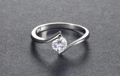 Alianza solitario diamante simulado corte redondo de 2 quilates enchapado en oro blanco de 14 k Foto 1 de 4