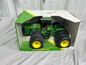John Deere 9200 4WD Traktor Fat Triples 1:16 Ertl Neu in OVP Diecast RIESIG - Bild 1 von 13