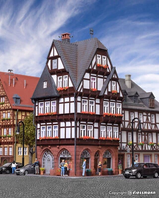 Kibri 38450 Ho Scale City Palace with Shops and Framing - Image 1 of 2