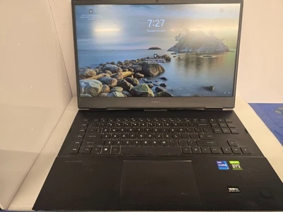 Portátil para juegos HP Omen 17 con dos estaciones de acoplamiento de alta potencia Foto 1 de 4