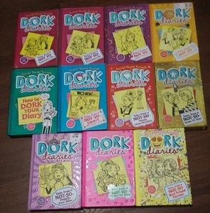 Dork Diaries Books By Rachel Renee R. Soft (SC) & Hard Cover (HC) SELECT TITLE - Foto 1 di 12