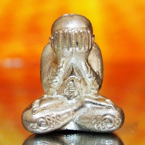 Phra Pidta Maha Sithichok LP Kaew, Real Silver Wat Saphan Mai Kaen 闭眼佛 No.17 - Imagen 1 de 15