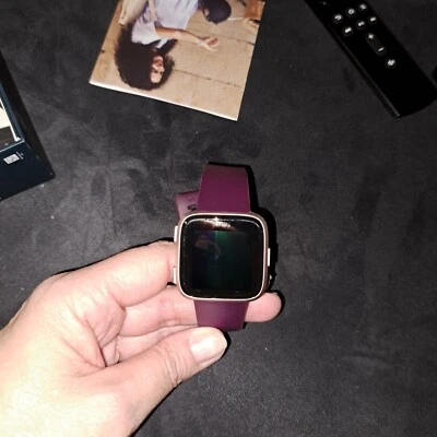 Fitbit Versa, Rosengold, Armband Aubergine - Bild 1 von 4