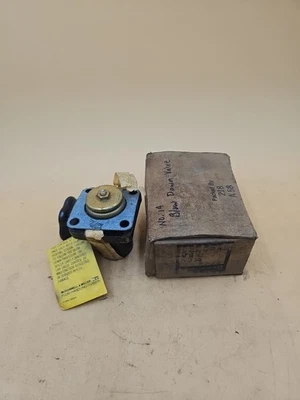 McDonnell & Miller ITT No. Válvula de soplado de presión de cierre automático 14.  Foto 1 de 4