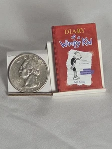 Zuru Mini Brands Libros Serie 1 Diario de un niño débil rojo - Imagen 1 de 4
