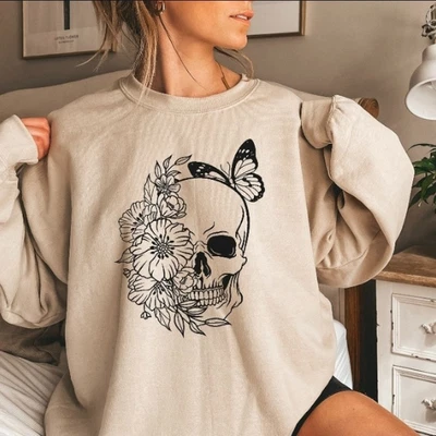 Camiseta Calavera con Flores y Mariposa, Manga Larga, Sudadera y Sudadera con Capucha. Foto 1 de 4
