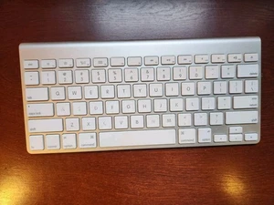 GENUINE Apple Wireless Bluetooth Keyboard A1314. FREE SHIPPING  - Picture 1 of 4