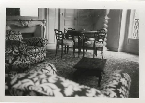 PHOTO ANCIENNE - VINTAGE SNAPSHOT - CURIOSITÉ INTÉRIEUR DÉCORATION SALON TABLE - Imagen 1 de 1