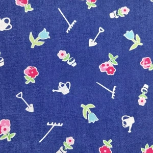 Holly Holderman para tela Lakehouse pequeña jardinería en azul 1 yarda - Imagen 1 de 3