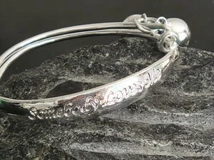 SILVER BABY BANGLE BRACELET "Somebody Loves Me" Birthday Christening Bag Inc. - Picture 1 of 2
