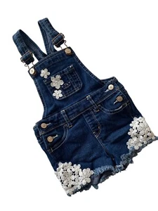 Monos cortos Jordache para niñas azul denim con flores blancas bordadas. 2T - Imagen 1 de 7