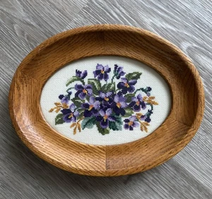 Vintage Cross Stitch Floral Pansies Deep Oval Wooden Frame Wall Hanging - Bild 1 von 5