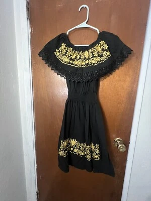 Vestido mexicano de verano negro con hombros descubiertos para mujer talla mediana Foto 1 de 4