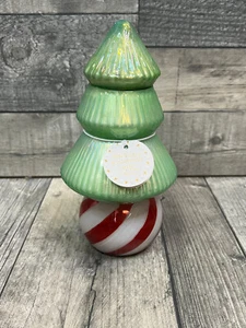 Por Anthropologie Home Le Cirque Árbol de Navidad Vela Bálsamo de vidrio y pila de madera de cedro - Imagen 1 de 8