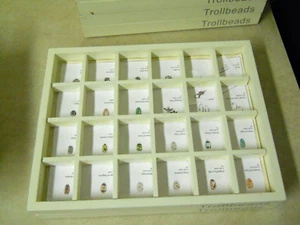 Bandeja de exhibición de cuentas Trollbeads blanca de 24 compartimentos dividida apilable sin palos - Imagen 1 de 3