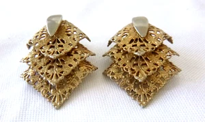 Vintage Sarah Coventry Lacy 3-Tier Filigree Clip Earrings Gold Tone 1.5 Inches - Picture 1 of 3