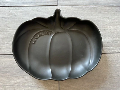 LE CREUSET 9" MEDIUM PUMPKIN DISH, STONEWARE, MATTE BLACK, BRAND NEW - Image 1 of 2