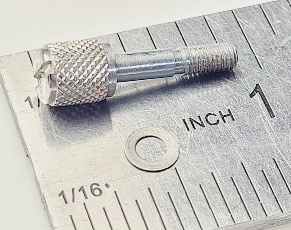 Pieza de carrete de baitcasting Silstar Pinnacle Vision - Tornillo de cubierta derecha 061-8420 Foto 1 de 1