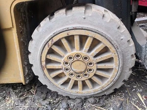 18 x 8 x 12 1/8 MASSIV GABELSTAPLERREIFEN VON CATERPILLAR M 40 D VORDERRAD - Bild 1 von 5