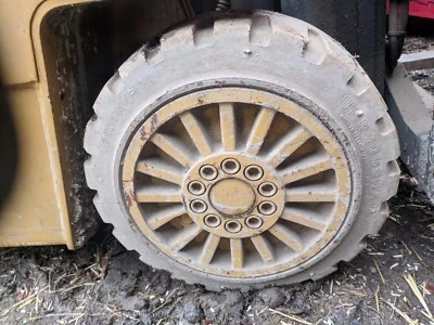 18 X 8 X 12 1/8 MASSIV GABELSTAPLERREIFEN VON CATERPILLAR M 40 D VORDERRAD - Bild 1 von 4