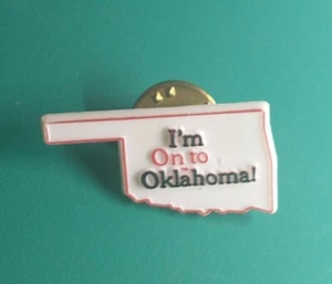 Vintage  "I'm on to Oklahoma" Pin Lapel Pin Pinback State Travel Plastic - Picture 1 of 5