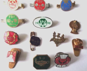 COLLECTION VINTAGE BOWLS ENAMEL LAPEL BADGES - Picture 1 of 2