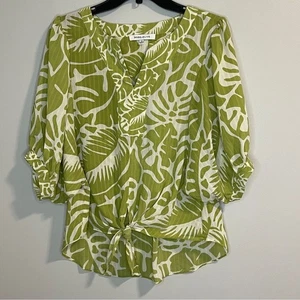 Blusa con estampado de hojas rosa y oliva verde y blanco - Imagen 1 de 7