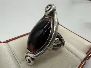 25E121- VINTAGE 925 SILBER RING GOTHIC STIL MIT GROßEM DUNKELROTEN STEIN GR.56 - Picture 1 of 11