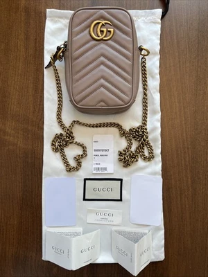 Bolsa tiracolo Gucci GG Marmont telefone vertical couro matelasse mini porcelana - Imagem 1 de 4