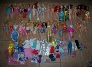 Riesiges Konvolut (37) Barbie Puppen + andere Puppen, + Kleidung & Zubehör - Bild 1 von 15