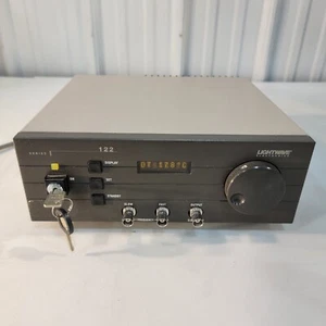 Lightwave Electronics 122-1064-300-F Alimentatore larghezza di linea stretta basato su laser NPRO - Foto 1 di 10