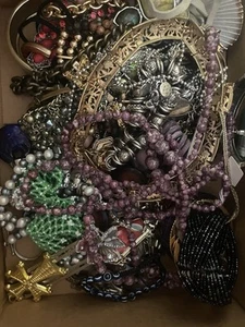 8 Pfund Modeschmuck HALSKETTE & ARMBAND Ohrringe Verschiedenes Konvolut meist tragbar - Bild 1 von 2