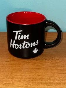 Tim Hortons schwarze Tasse mit rotem Interieur 2021 Maple Leaf EUC - Bild 1 von 7