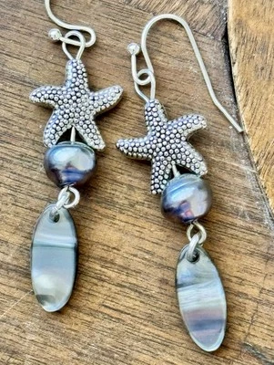 Pendientes colgantes estrellas de mar y madreperla de plata grabados. Foto 1 de 3