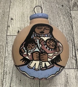 FIRMADO Nativo Americano Pintado a Mano Cerámica Navidad Bola Adorno Adobe, Mamá - Imagen 1 de 7