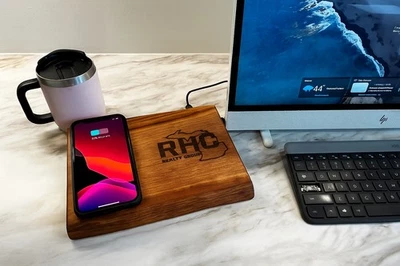 Estación de carga de madera inalámbrica personalizada con borde vivo. iPhone, AirPods Foto 1 de 4