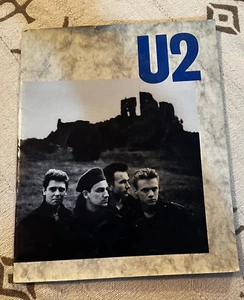 U2 1984 UNFORGETTABLE FIRE Europe/UK/USA Tour Concert Program Tour Book blue - Foto 1 di 24