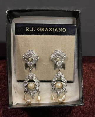 Pendientes RJ Graziano NUEVOS en Tarjeta Perla y Estrás Colgantes Estate ¡Bonitos! Foto 1 de 4