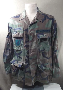 U.S.A.F. anni 80 CAMICIA MIMETICA UOMO TAGLIA X-SMALL LUNGA CON TOPPE DI SERVIZIO - Foto 1 di 11