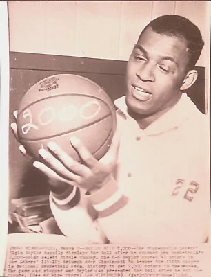 Foto de baloncesto de la NBA Elgin Baylor 1960 2000 puntos Minneapolis Lakers Hof Legend Foto 1 de 4