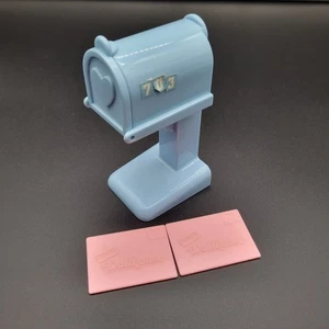 Casetta delle bambole Playskool 1991 cassetta postale blu vintage con due lettere - Foto 1 di 7