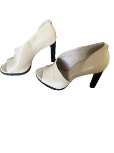 Women’s Karl Lagerfeld Leather Paris Brette Heel Peep Toe Beige Size 7 - Picture 1 of 5