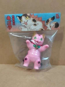Konatsuya Negora Pink Manekineko Lucky Cat Kaiju Soft Vinyl Figur Sofbi - Bild 1 von 3