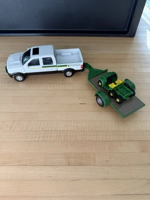 Camioneta pickup Ertl John Deere cabina extendida, remolque de tracción trasera y lote Gator Foto 1 de 4