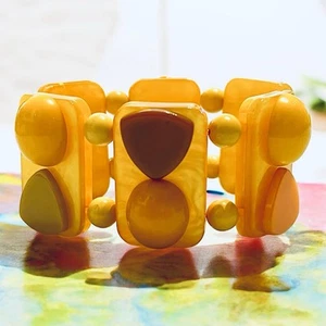 Breites Plexiglas & Bakelit Armband Sonnengelb mit erhabenen Dreiecken & Ovalen, - Bild 1 von 6