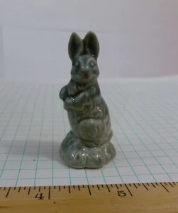 Wade Rabbit, 2" tall ceramic Wade Fair 2005 figurine - Picture 1 of 2