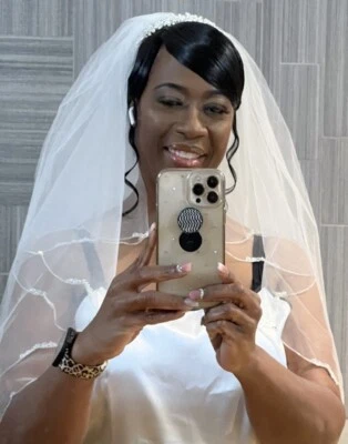 Velo de vieira recortada con cuentas marfil y tiara floral de cristal y perlas Foto 1 de 4