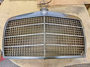 Mercedes Benz W114 115 Kühlergrill mit Sockel und Stern (1. oder 2. Serie) - Bild 1 von 11